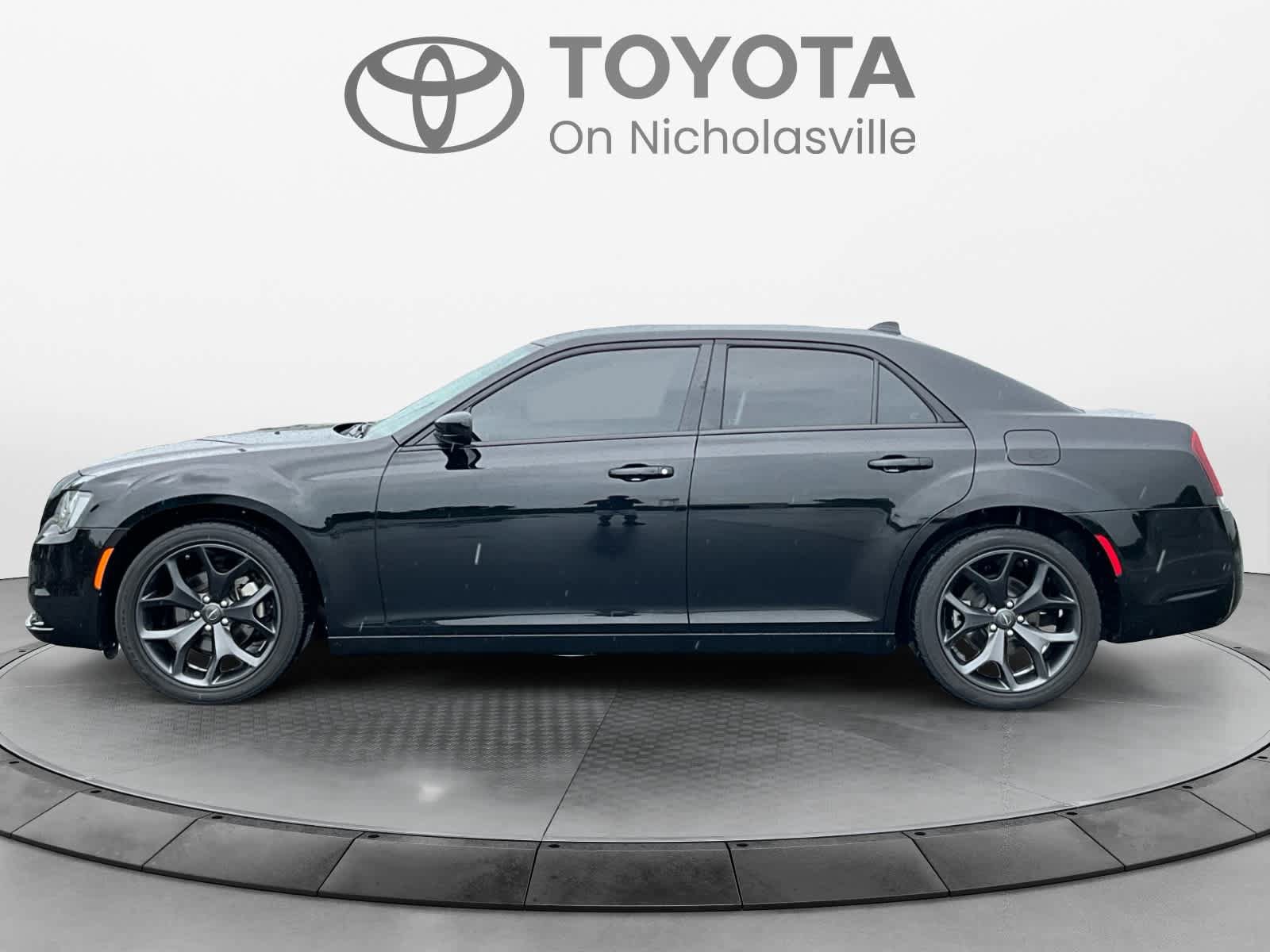 Used 2023 Chrysler 300 Touring w/ Sport Appearance Package RWD image 2