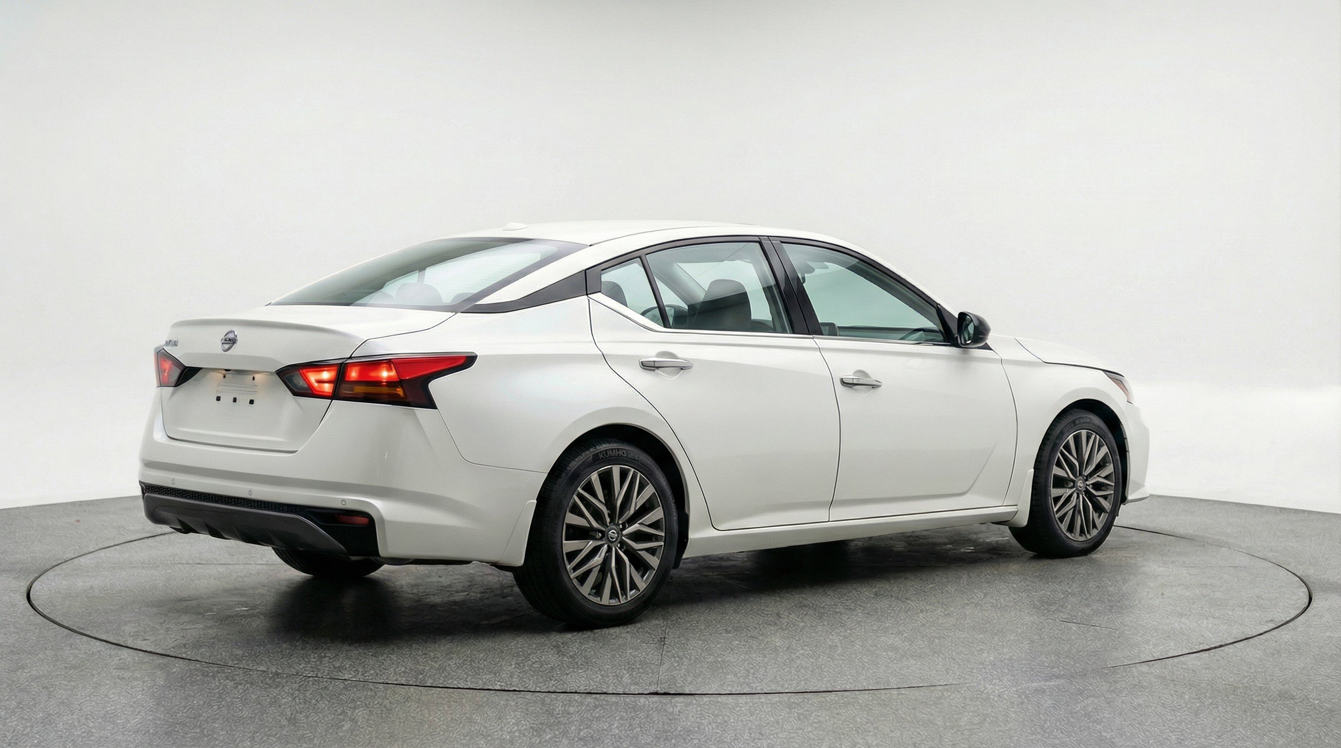 Used 2025 Nissan Altima 2.5 SV image 9