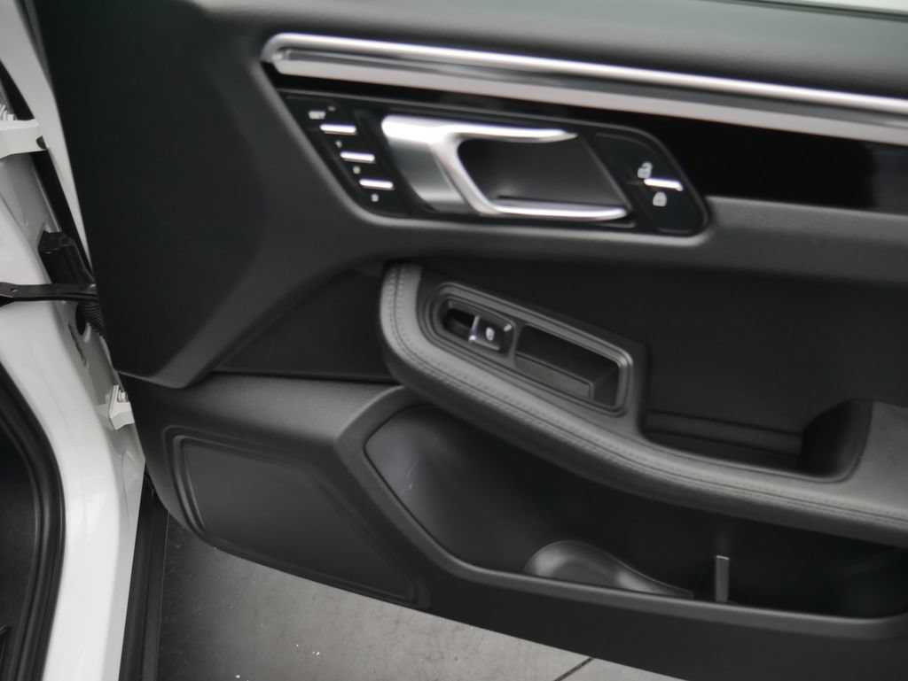 Certified 2023 Porsche Macan AWD/4WD image 24