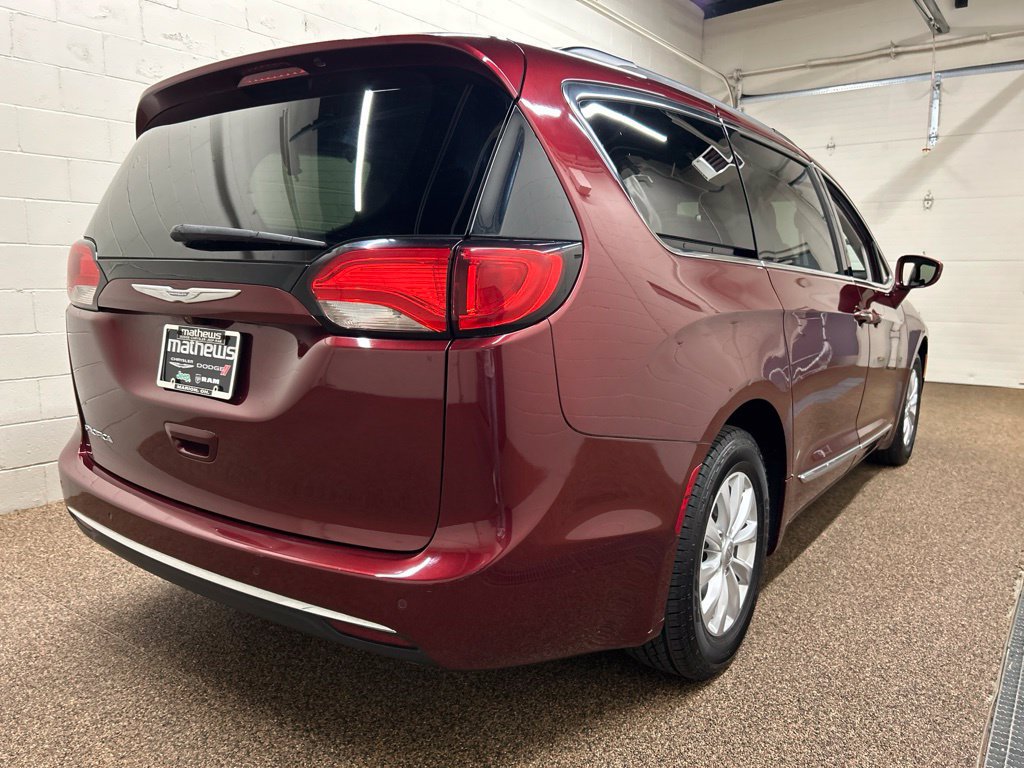 Used 2017 Chrysler Pacifica Touring-L FWD image 2