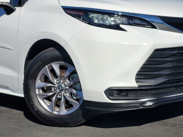 Used 2024 Toyota Sienna LE AWD/4WD image 9