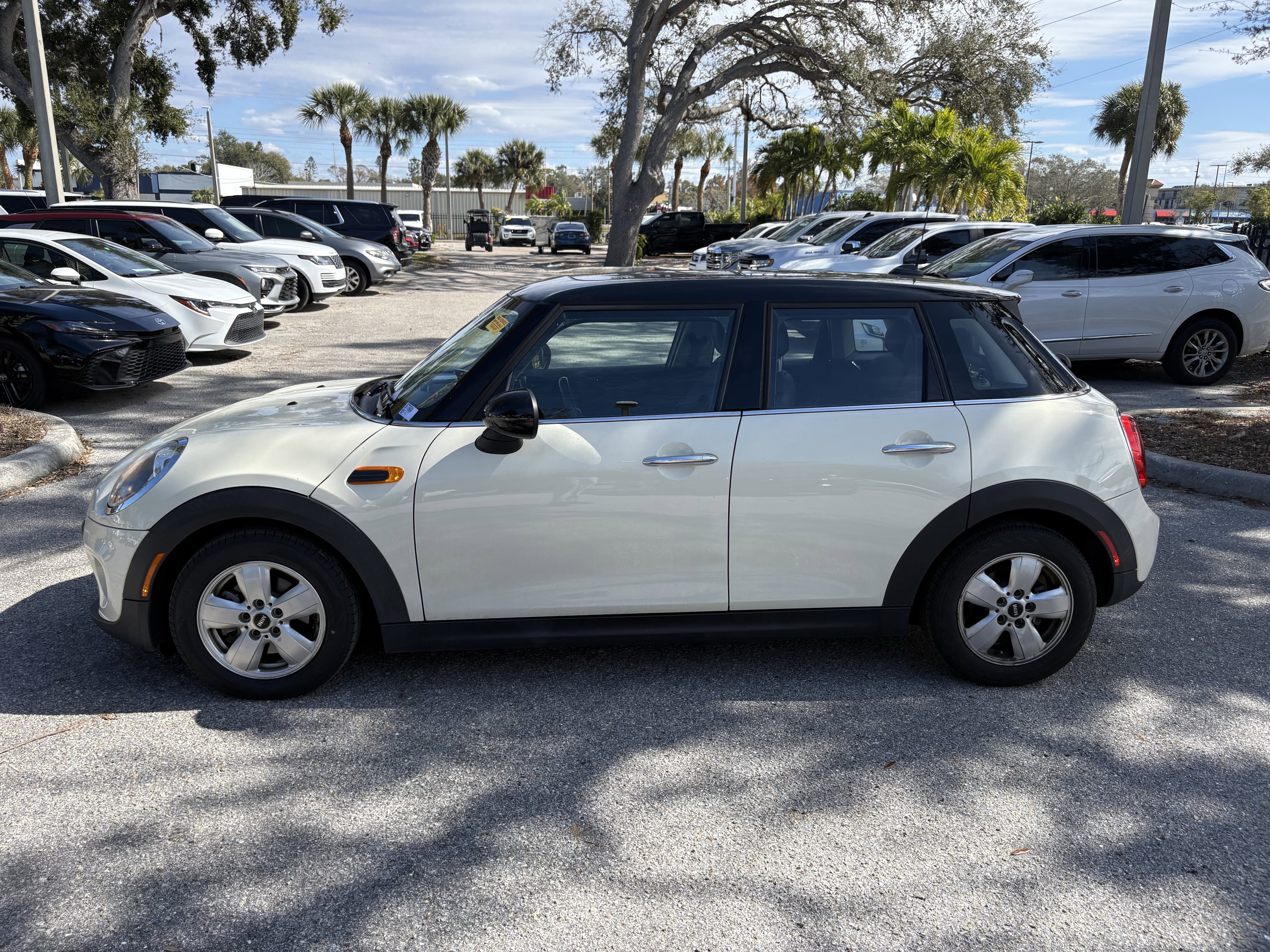 Used 2018 MINI Cooper 4-Door Hardtop image 4