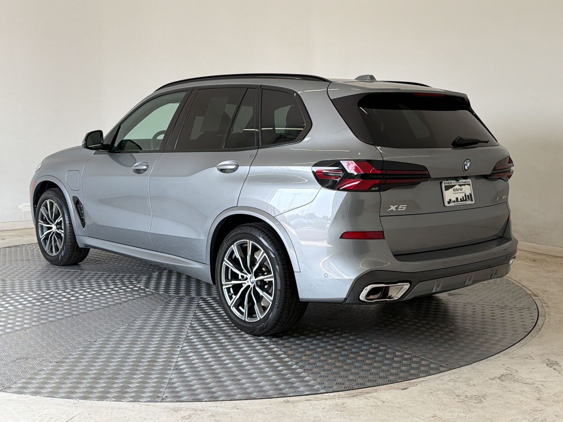 Used 2026 BMW X5 xDrive50e w/ M Sport Package AWD/4WD image 3