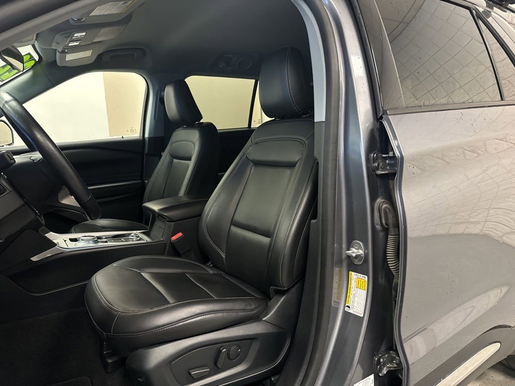 Certified 2022 Ford Explorer XLT w/ Equipment Group 202A image 4