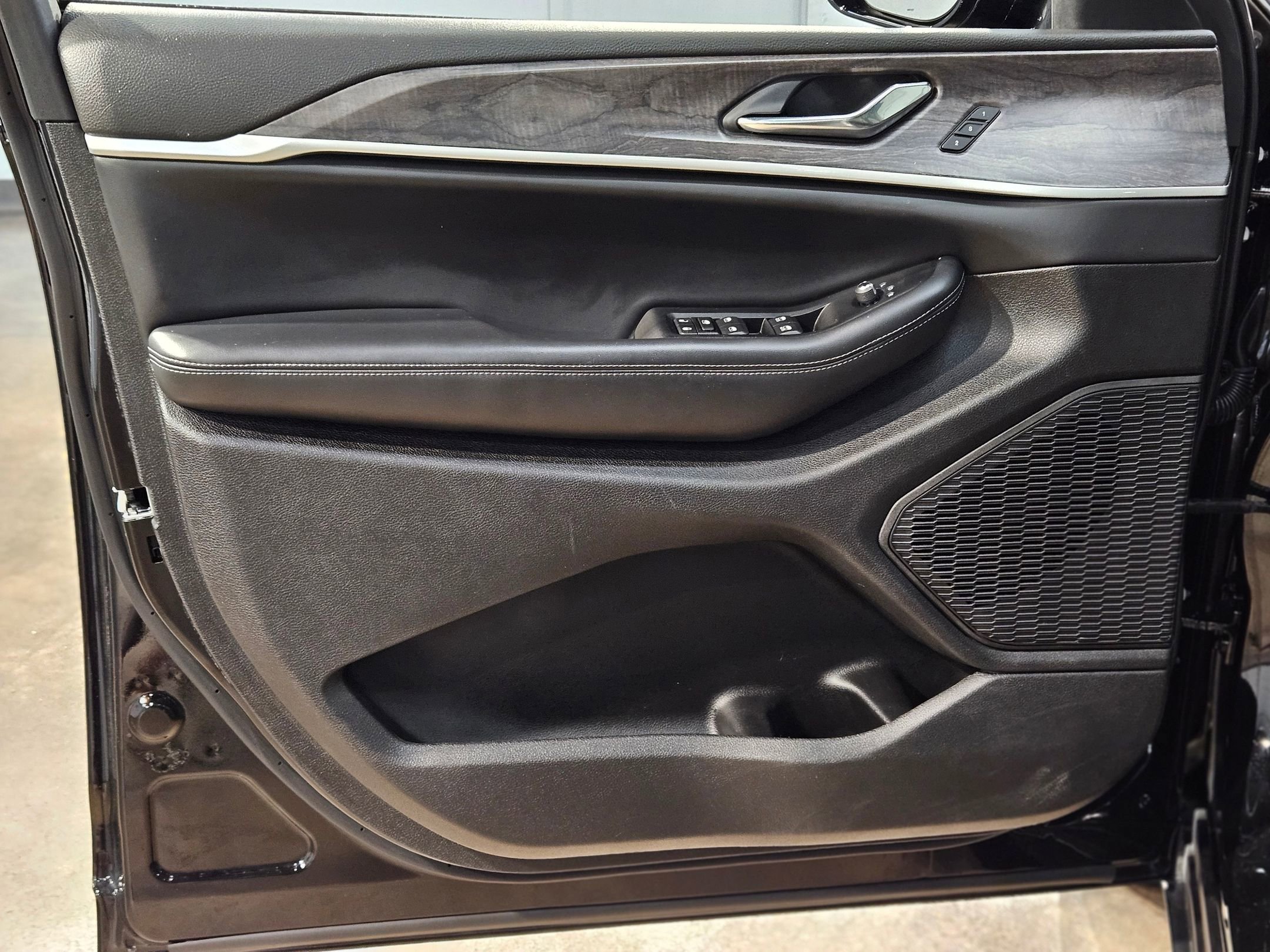 Used 2024 Jeep Grand Cherokee Limited image 20