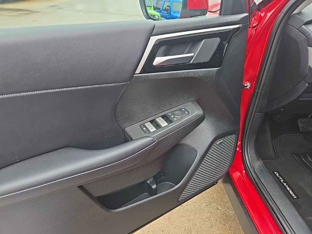 Used 2025 Mitsubishi Outlander SE image 28