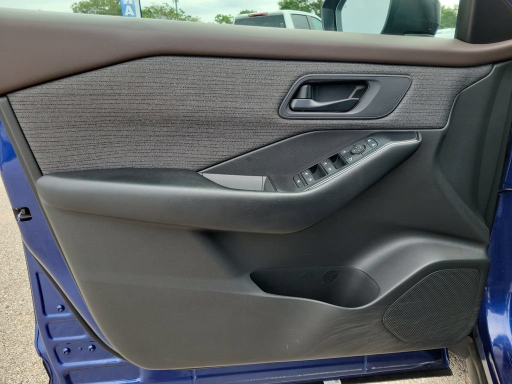 Used 2023 Nissan Rogue S AWD/4WD image 13