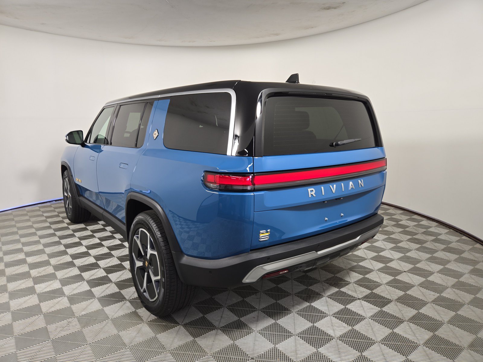 Used 2023 Rivian R1S Adventure AWD/4WD image 3