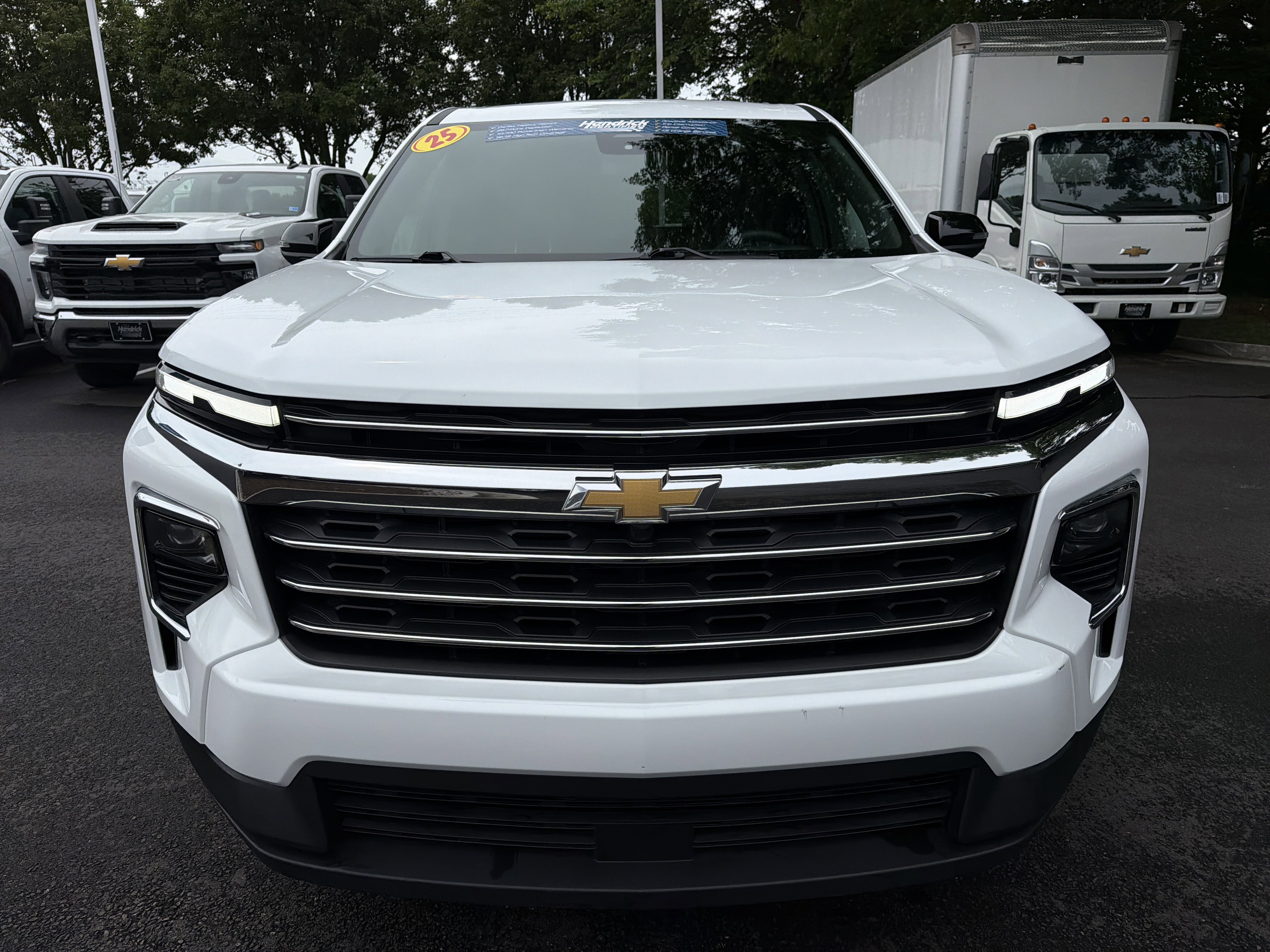 Used 2025 Chevrolet Traverse LT AWD/4WD image 3