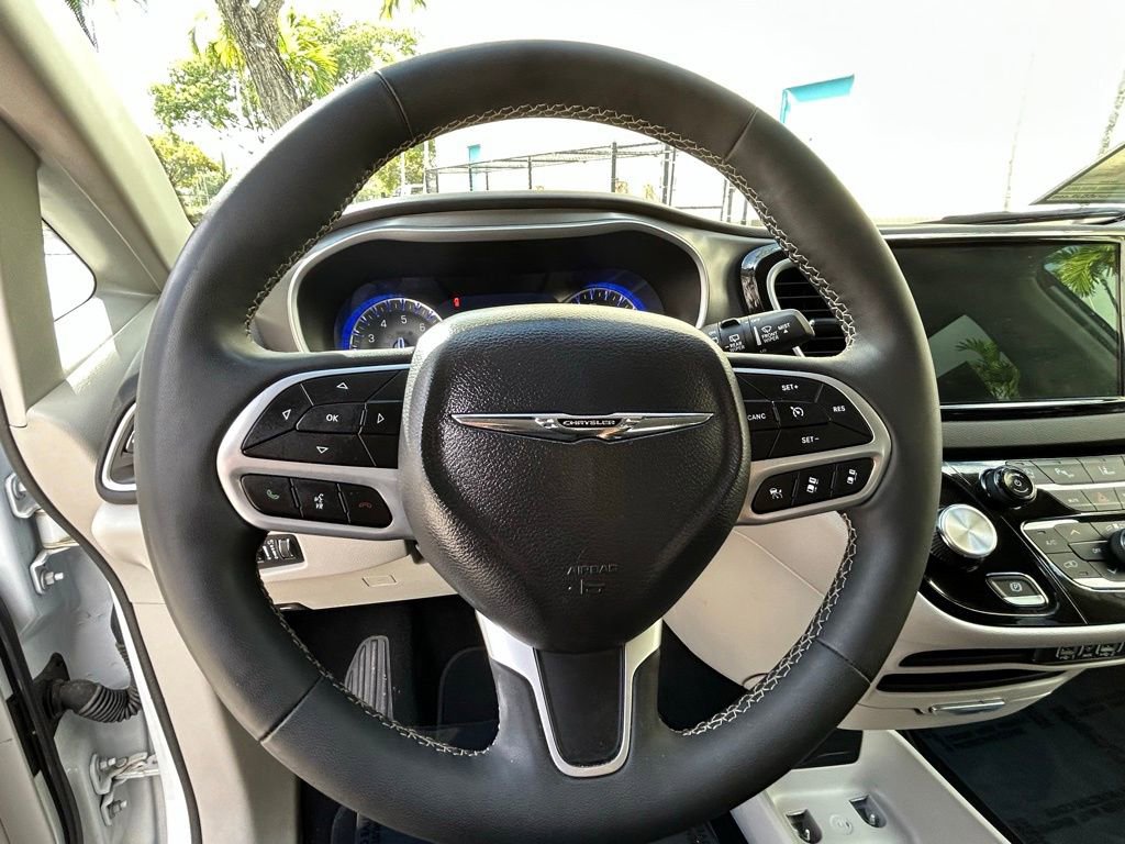 Certified 2024 Chrysler Pacifica Touring-L image 19