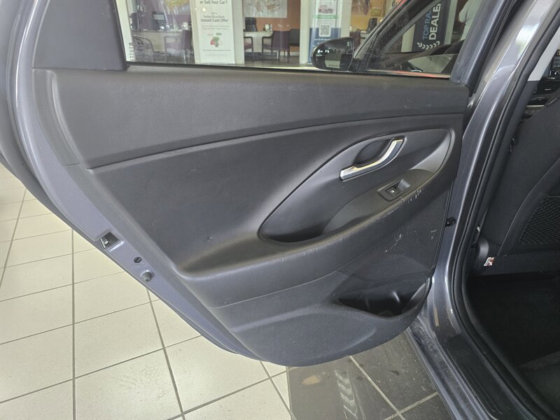 Used 2018 Hyundai Elantra GT FWD image 10
