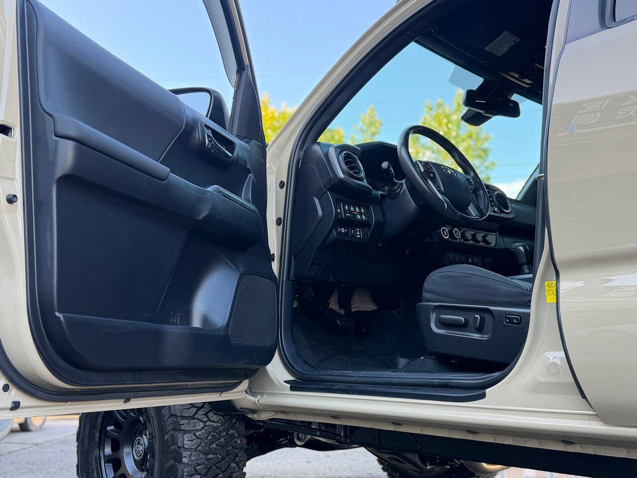 Used 2020 Toyota Tacoma TRD Off-Road w/ Technology Package AWD/4WD image 89