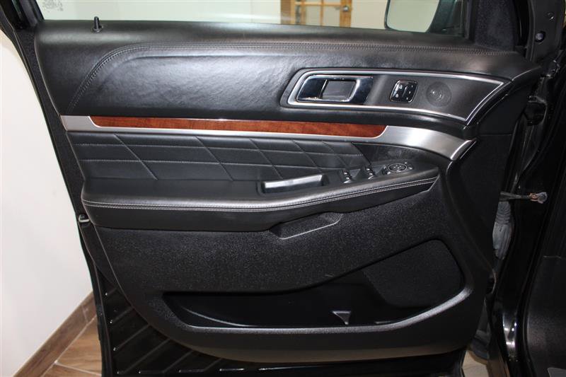 Used 2016 Ford Explorer Platinum AWD/4WD image 36
