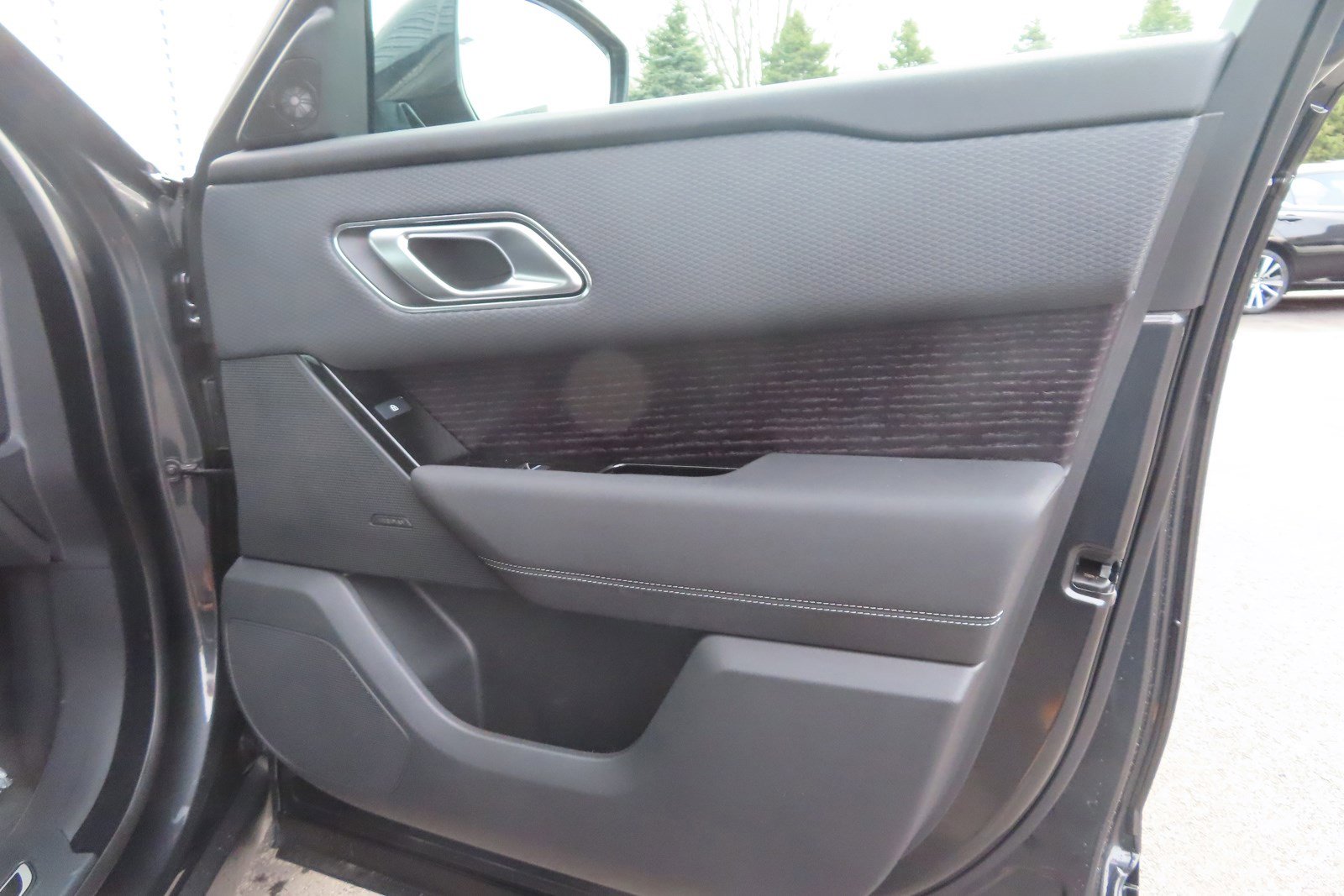 Used 2023 Land Rover Range Rover Velar R-Dynamic S image 27