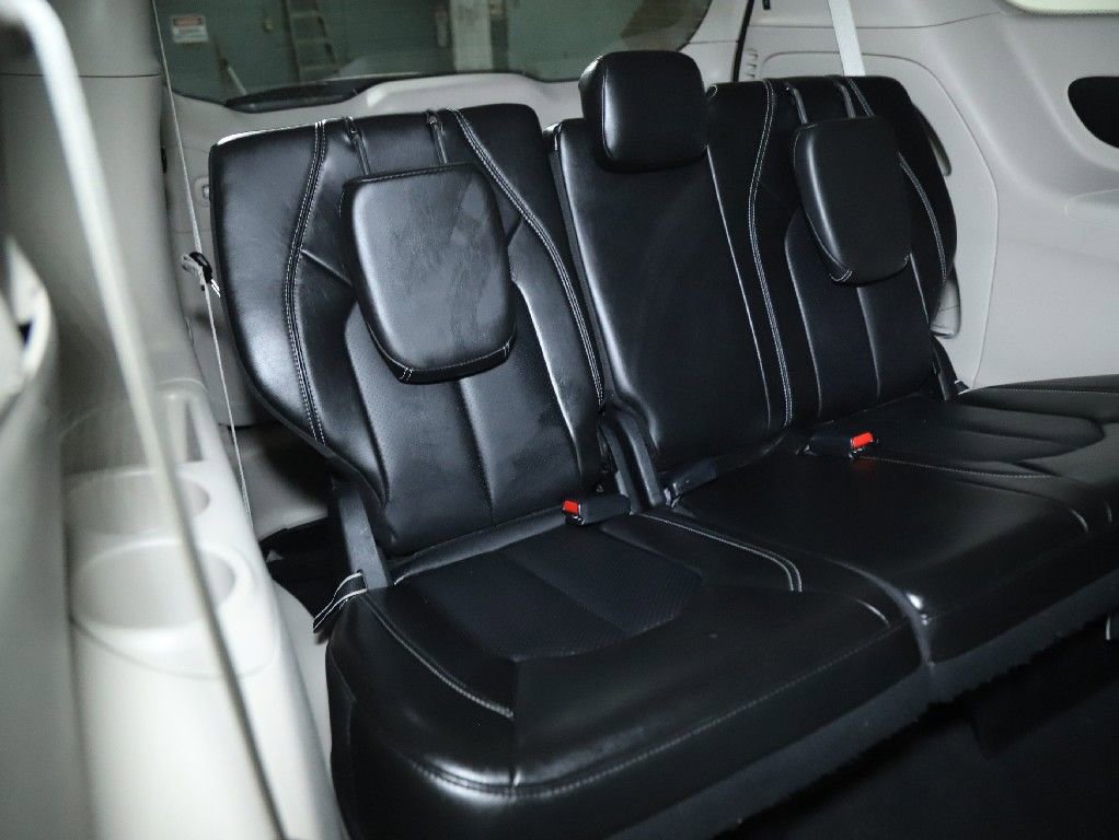 Used 2024 Chrysler Pacifica Touring-L image 32
