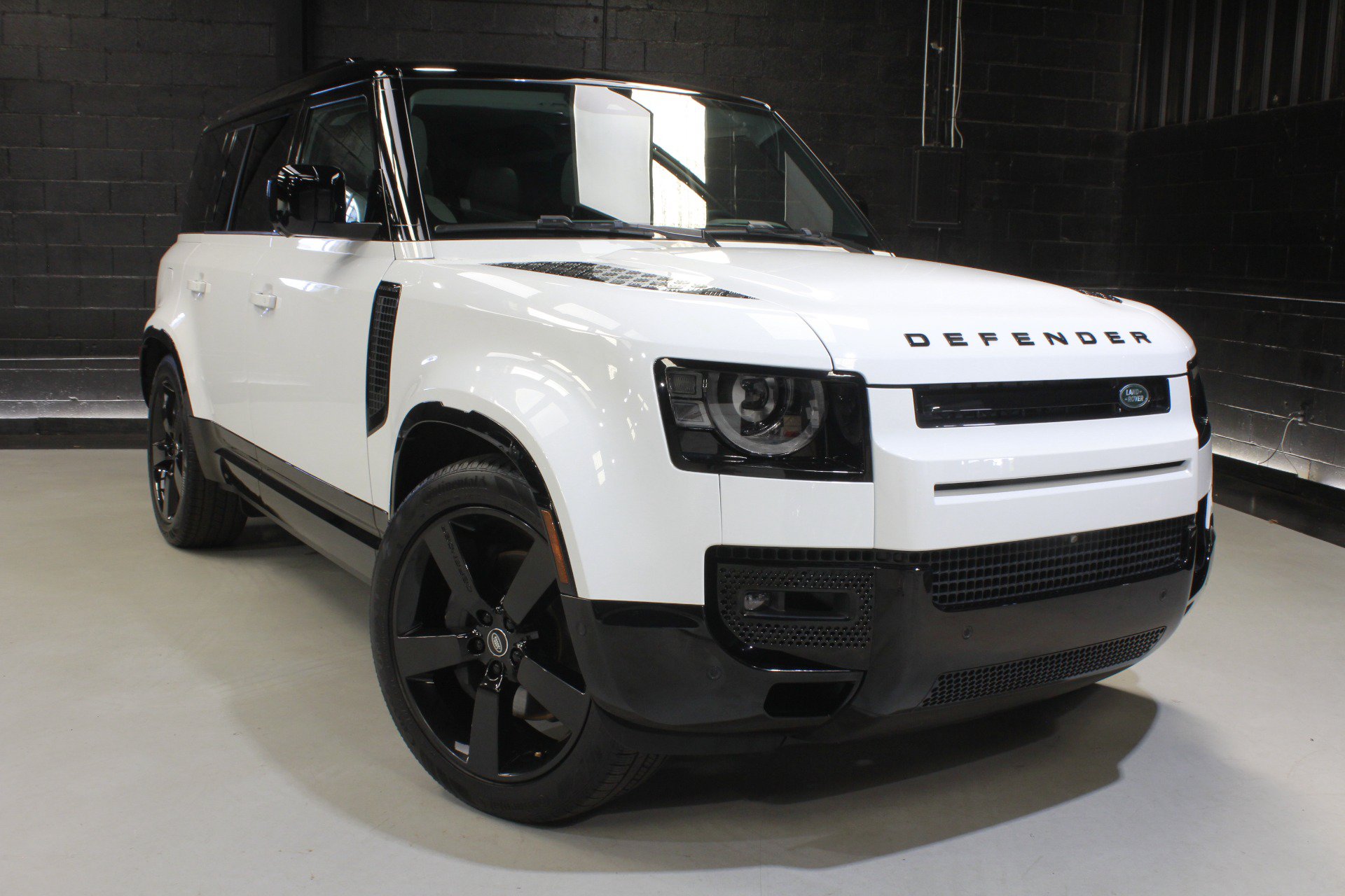 Used 2025 Land Rover Defender 110 X-Dynamic SE AWD/4WD image 10