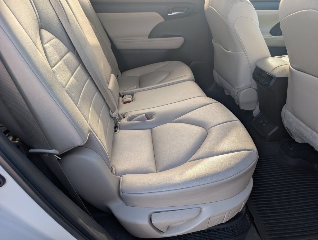Used 2021 Toyota Highlander XLE AWD/4WD image 5