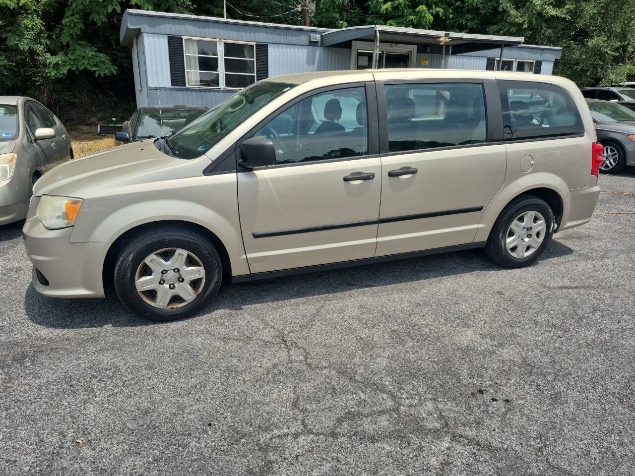 Used 2013 Dodge Grand Caravan American Value Package w/ UConnect Hands-Free Group FWD image 2
