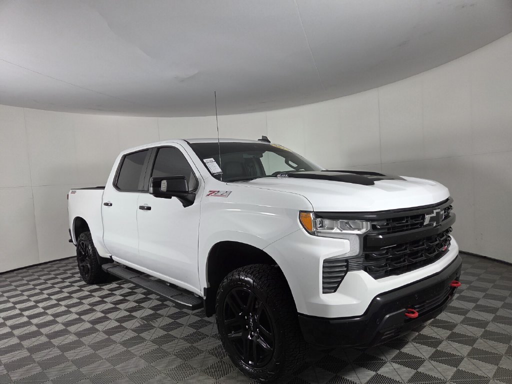 Used 2024 Chevrolet Silverado 1500 LT Trail Boss w/ LT Trail Boss Premium Package AWD/4WD image 2