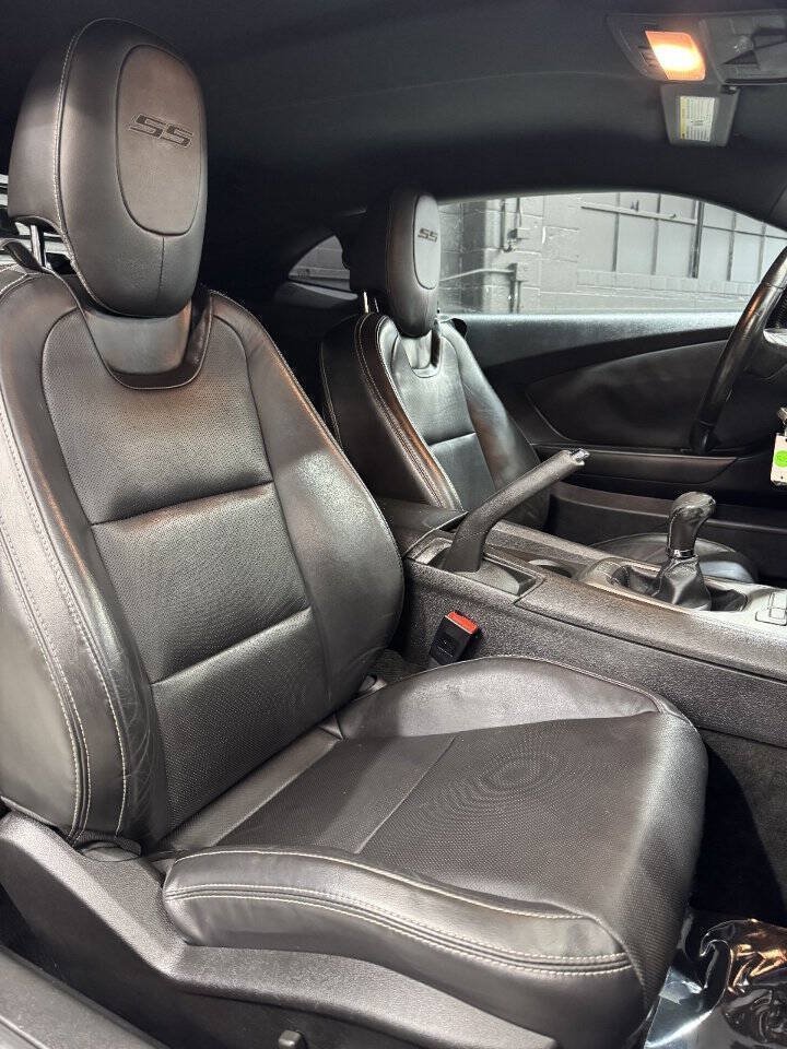 Used 2015 Chevrolet Camaro LT RWD image 6
