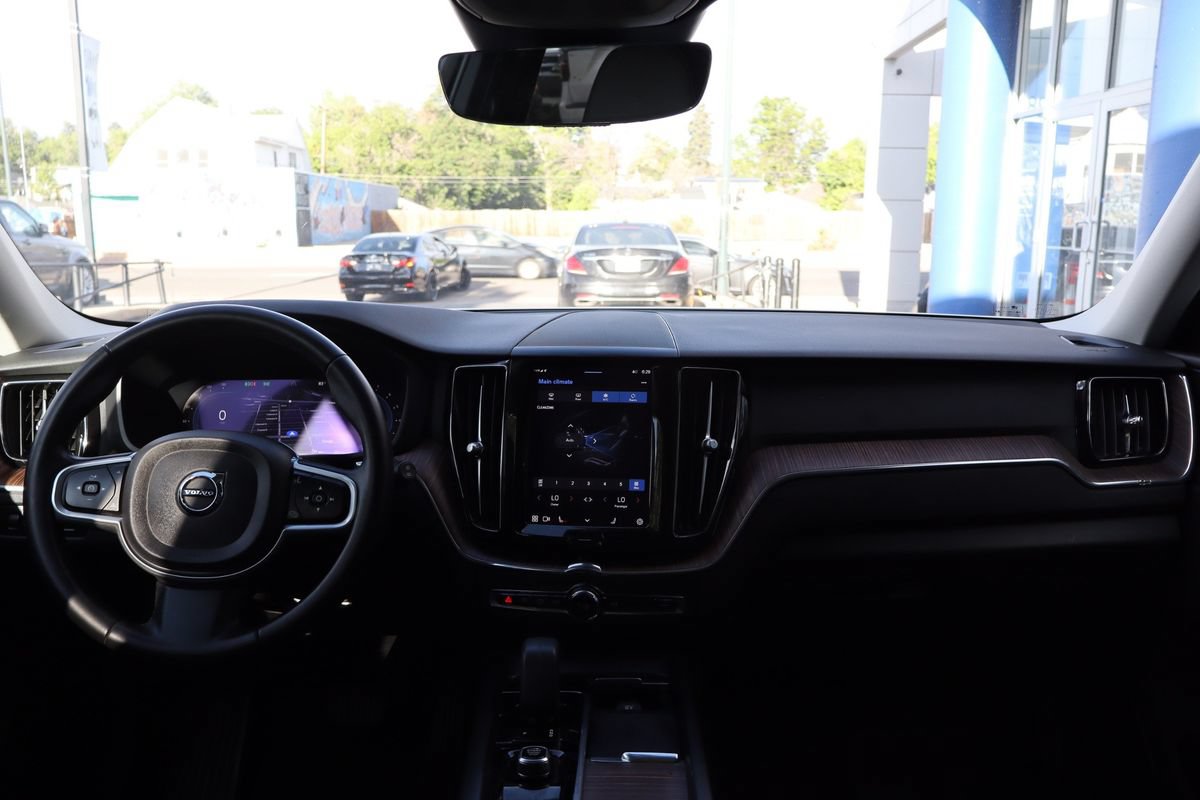 Used 2022 Volvo XC60 B5 Momentum AWD/4WD image 16