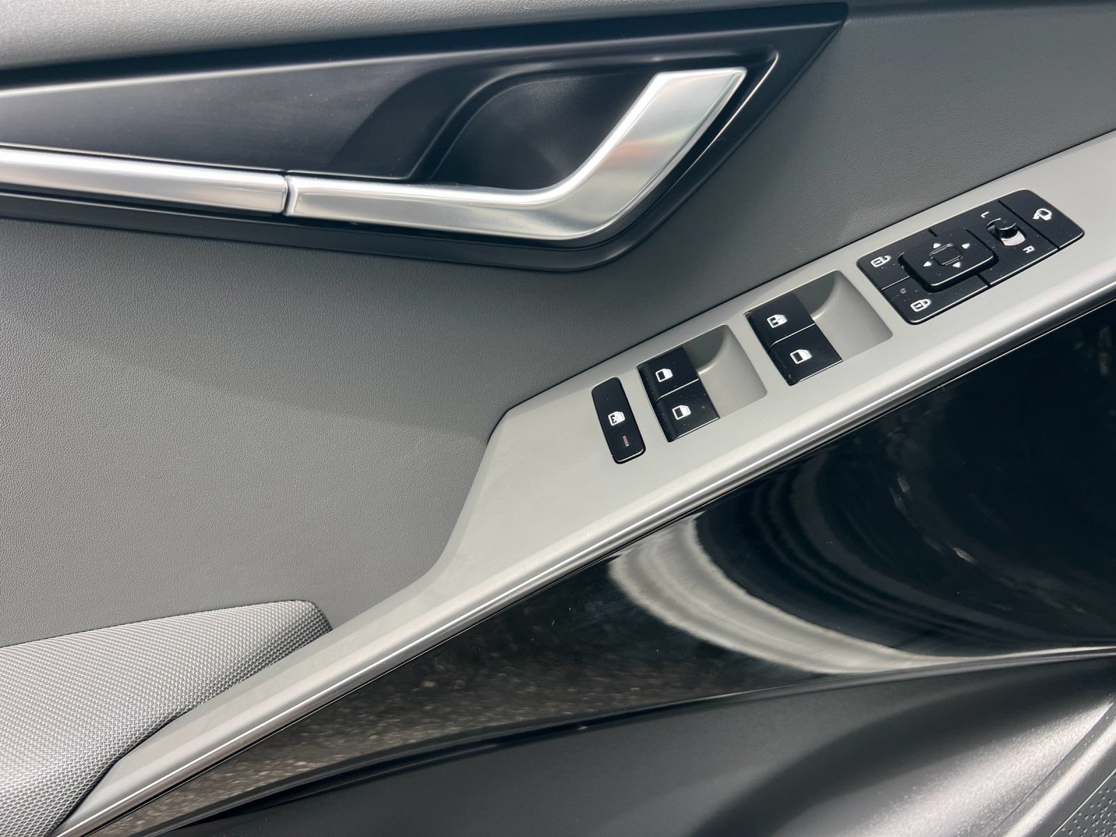 Used 2023 Kia Niro EX Touring FWD image 10