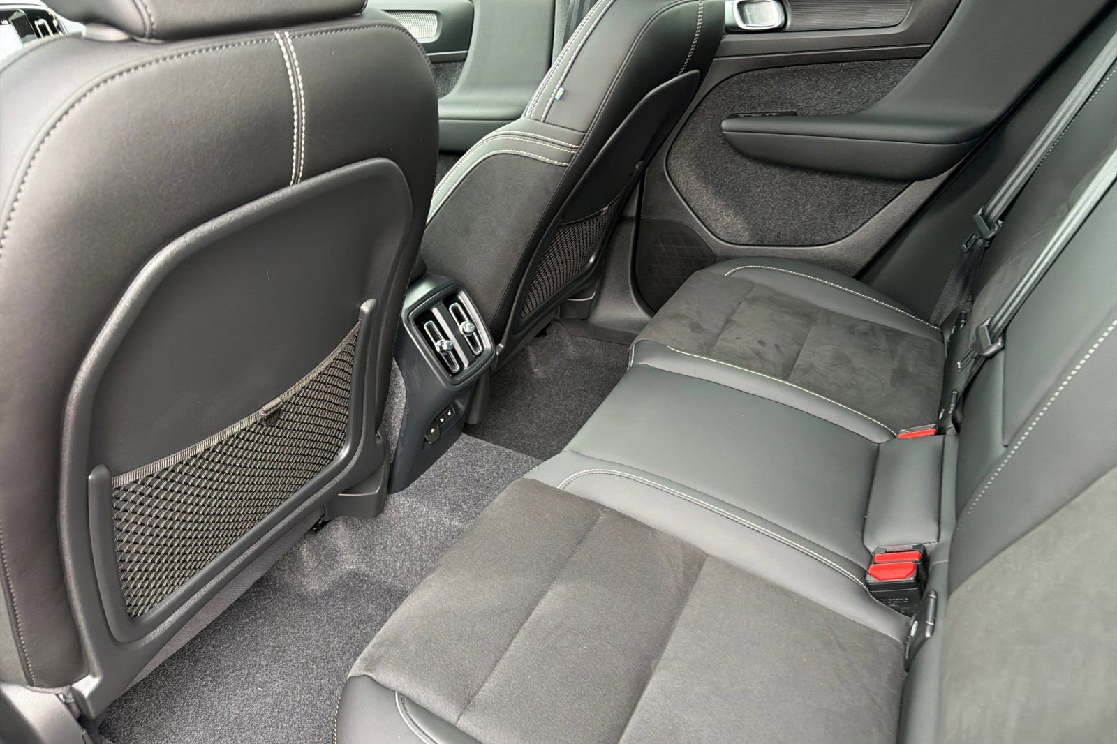 Used 2025 Volvo XC40 B5 Ultra w/ Climate Package image 12