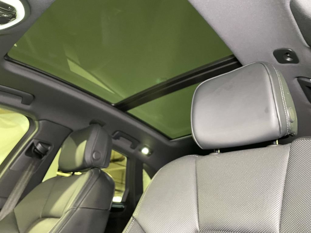 Certified 2024 Porsche Macan AWD/4WD image 18