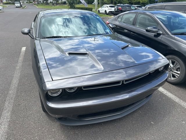 Used 2016 Dodge Challenger SXT w/ Driver Convenience Group RWD image 17