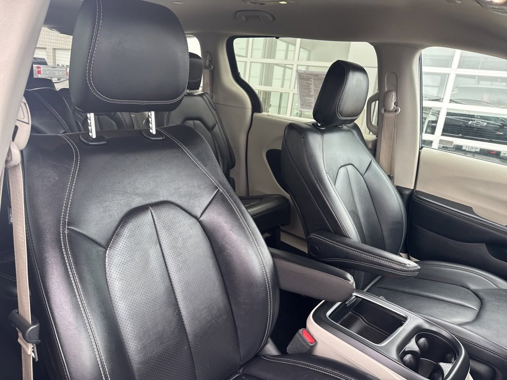 Used 2024 Chrysler Pacifica Touring-L image 24