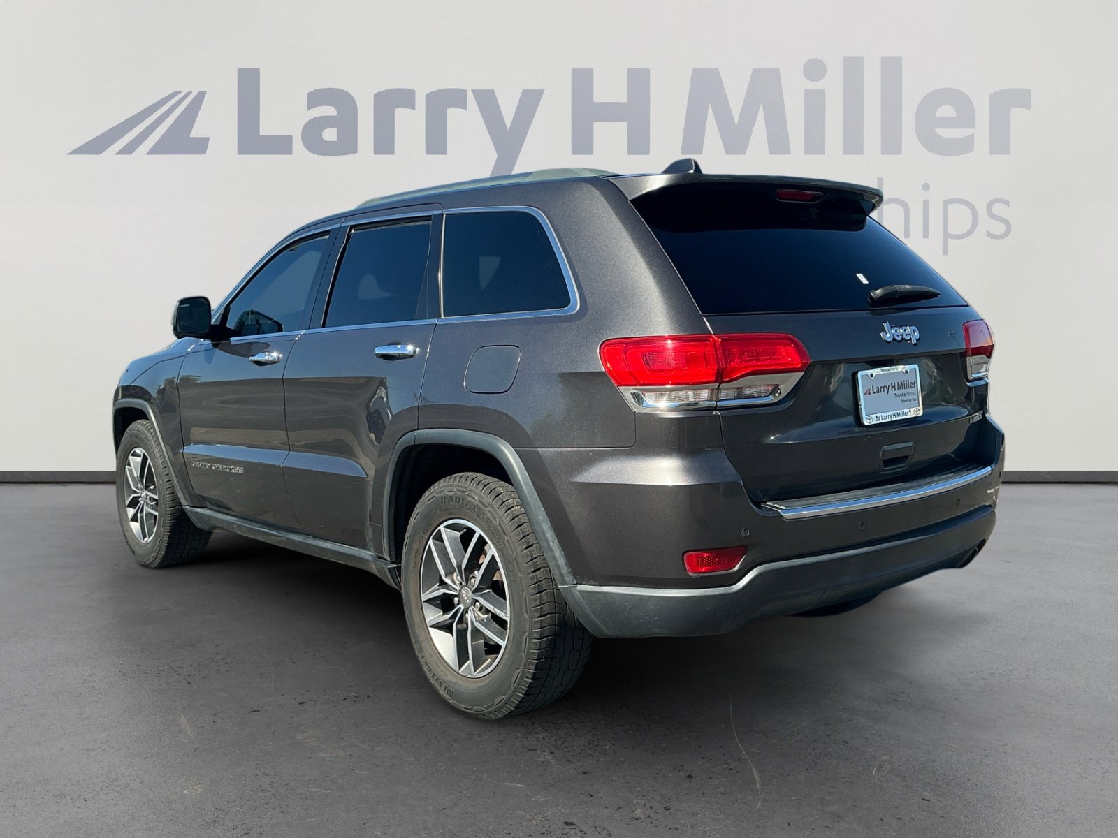 Used 2018 Jeep Grand Cherokee Limited w/ Luxury Group II image 3