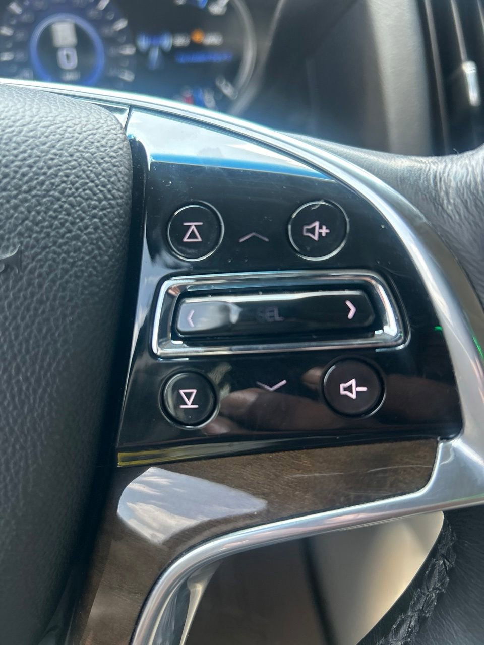 Used 2020 Cadillac Escalade Luxury AWD/4WD image 16
