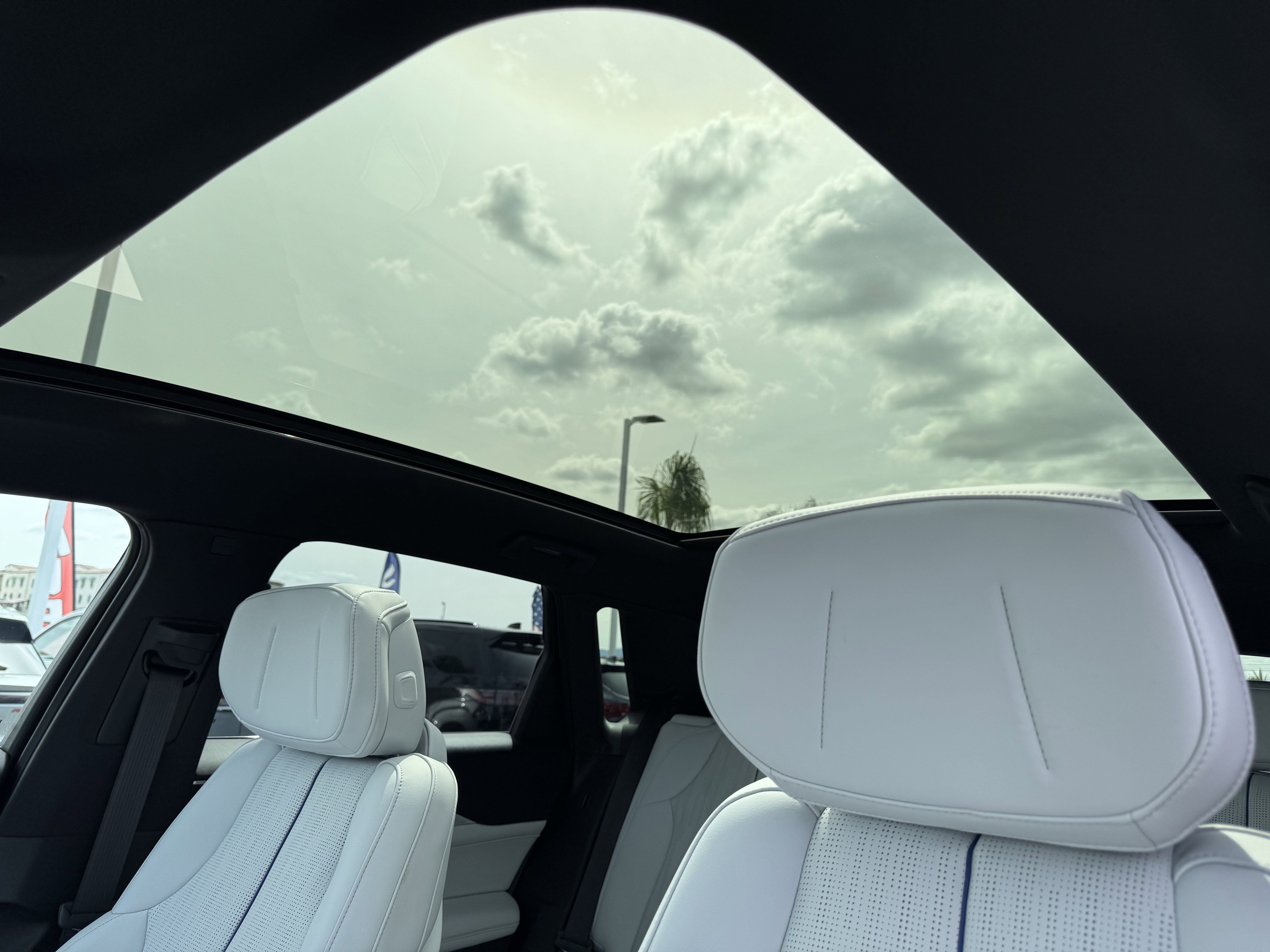 Used 2024 Cadillac Lyriq Luxury AWD/4WD image 31