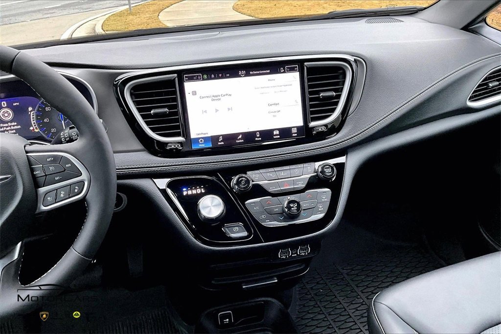 Used 2025 Chrysler Pacifica Select image 8