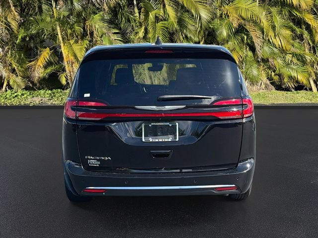 Used 2025 Chrysler Pacifica Select FWD image 7
