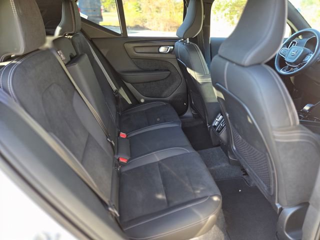Used 2025 Volvo XC40 B5 Plus image 18