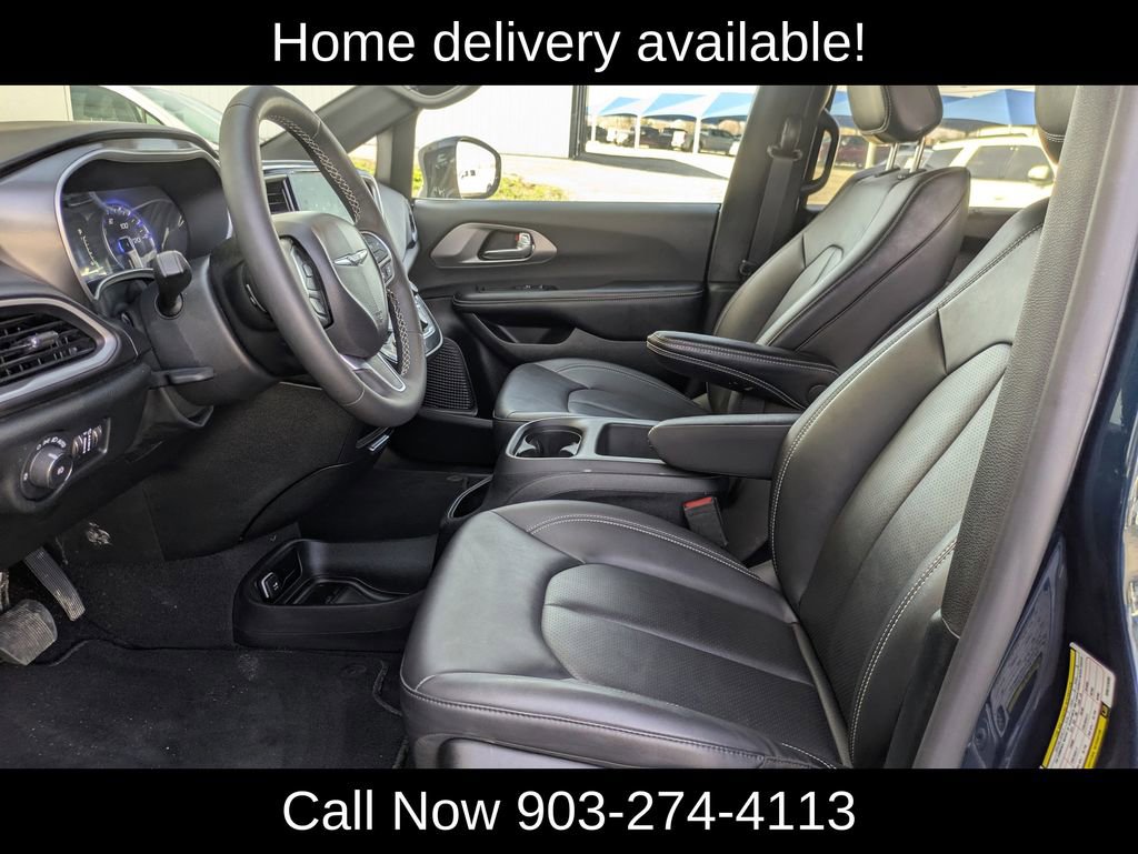 Used 2025 Chrysler Pacifica Select image 23