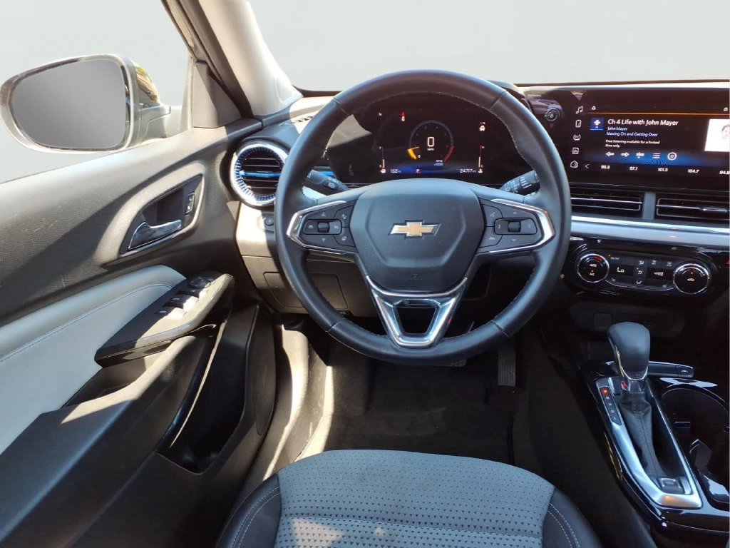 Used 2025 Chevrolet Trax LT w/ LT Convenience Package FWD image 22
