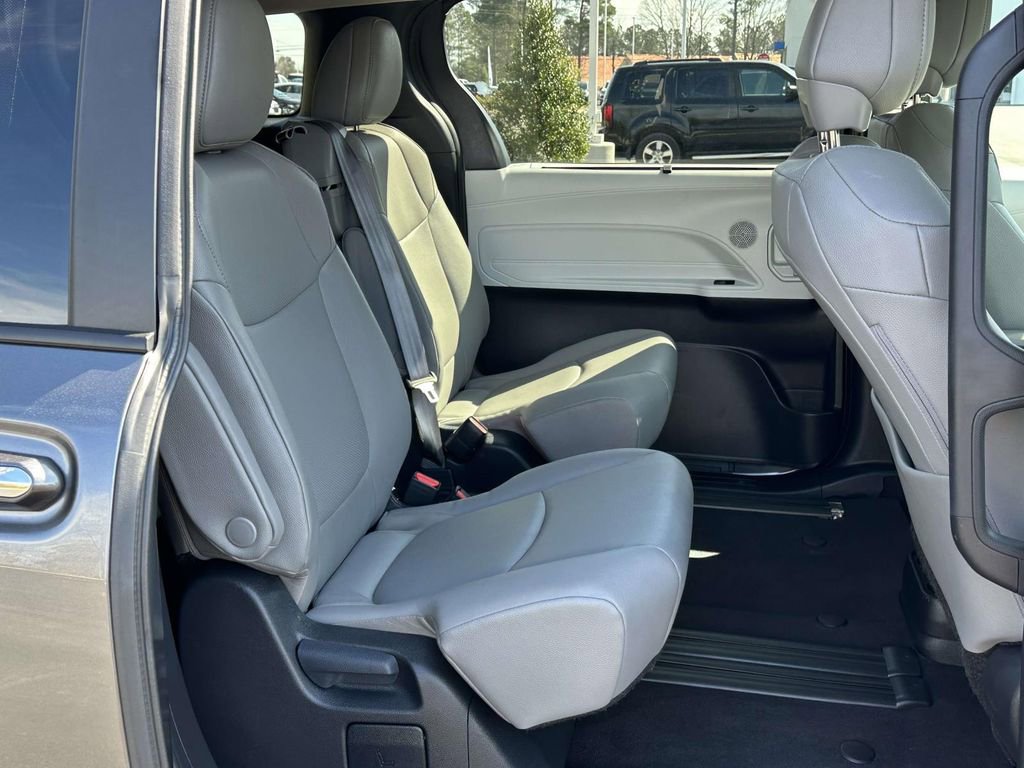 Used 2025 Toyota Sienna XLE image 7