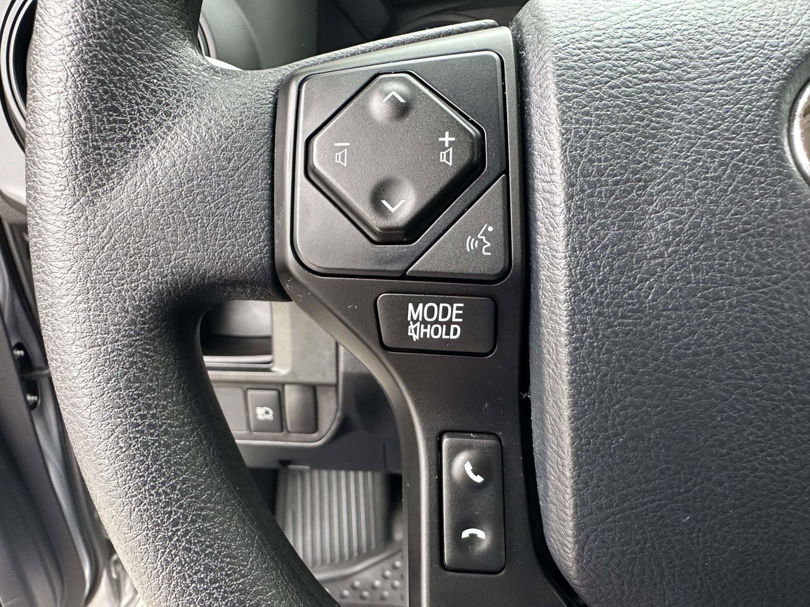 Used 2018 Toyota Tacoma SR image 12