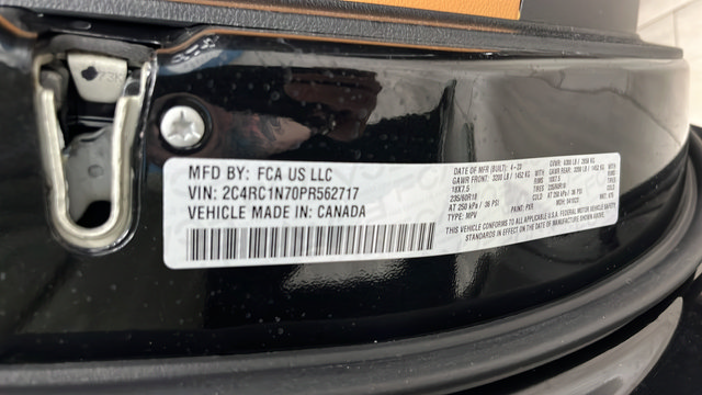 Used 2023 Chrysler Pacifica Pinnacle FWD image 30