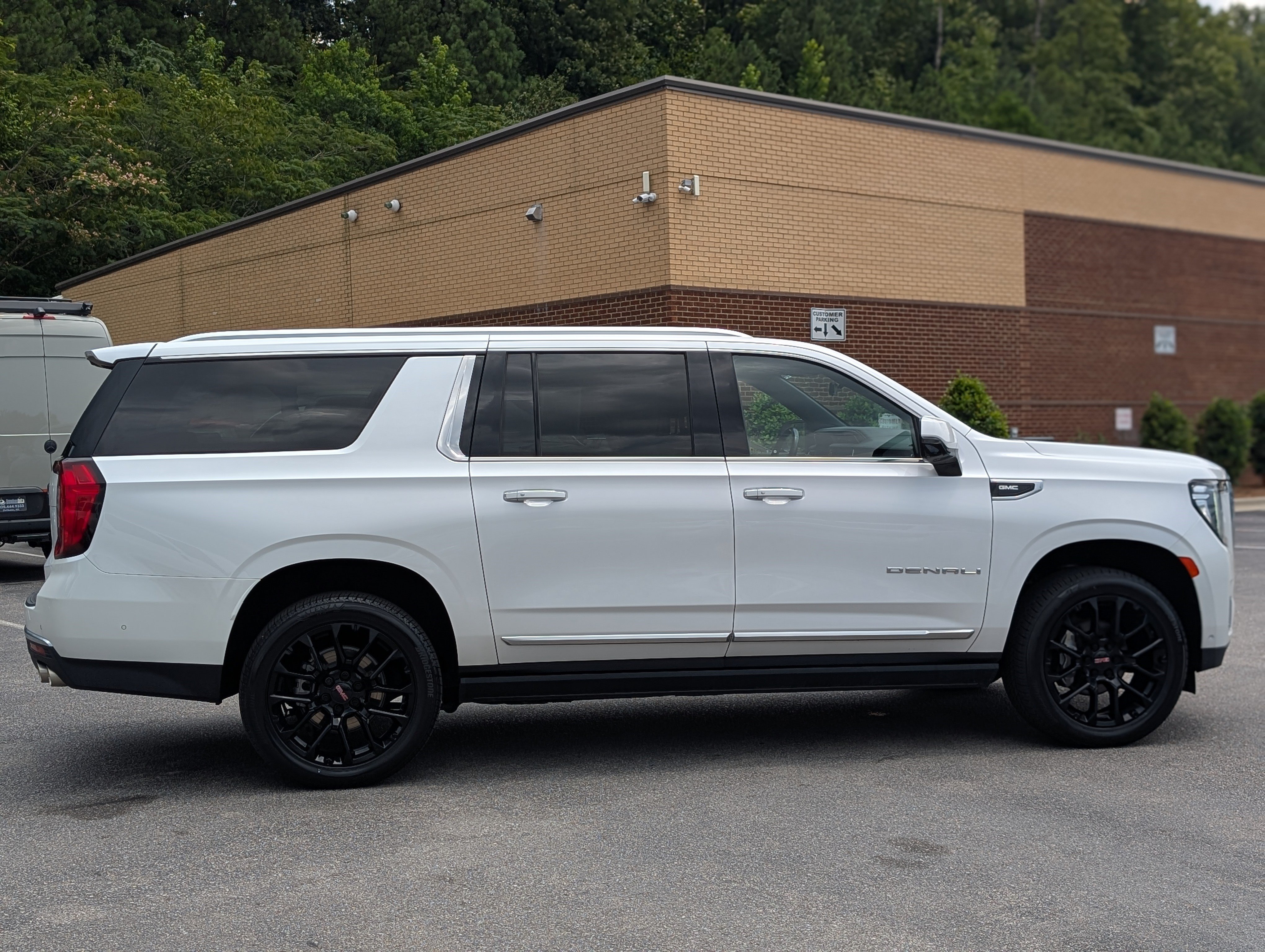 Used 2023 GMC Yukon XL Denali w/ Denali Reserve Package AWD/4WD image 10