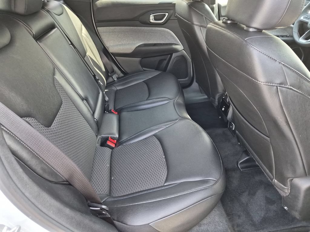 Used 2025 Jeep Compass Latitude w/ Sun & Sound Group AWD/4WD image 29