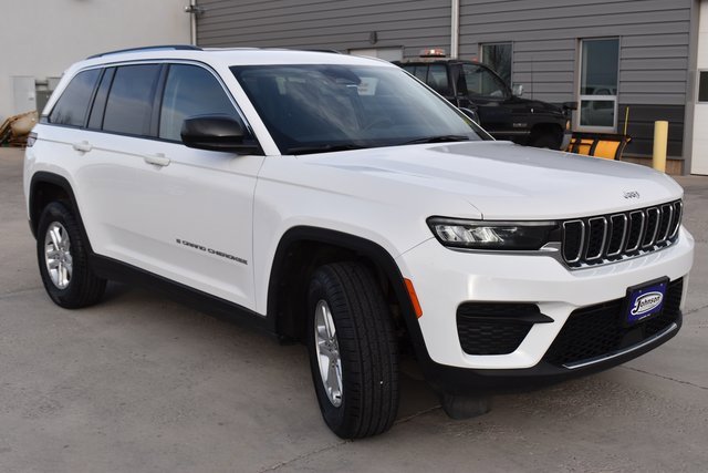 Used 2023 Jeep Grand Cherokee Laredo image 3