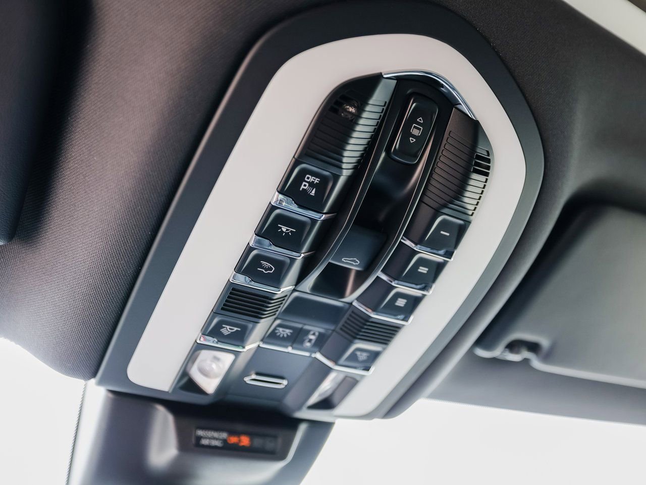 Certified 2025 Porsche Macan AWD/4WD image 21