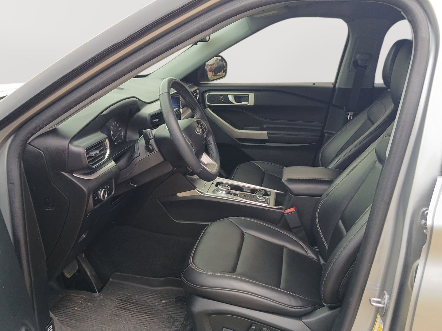 Used 2023 Ford Explorer XLT w/ Equipment Group 202A image 8