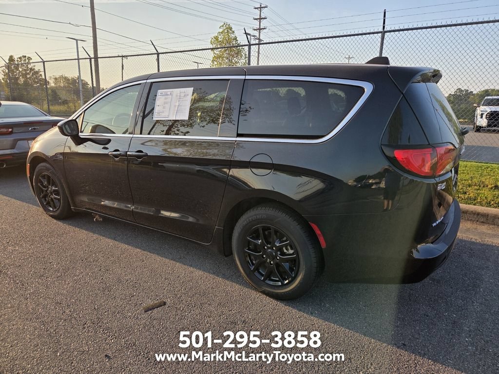 Used 2022 Chrysler Voyager LX FWD image 4