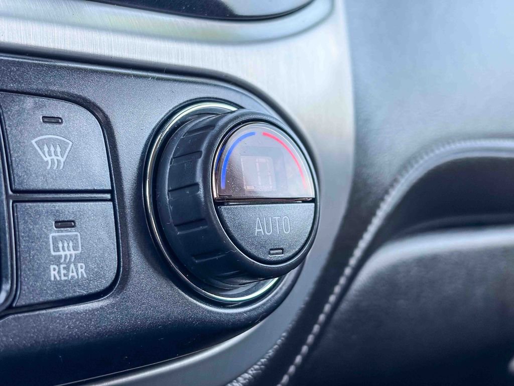 Used 2020 GMC Canyon SLE w/ Driver Alert Package image 29