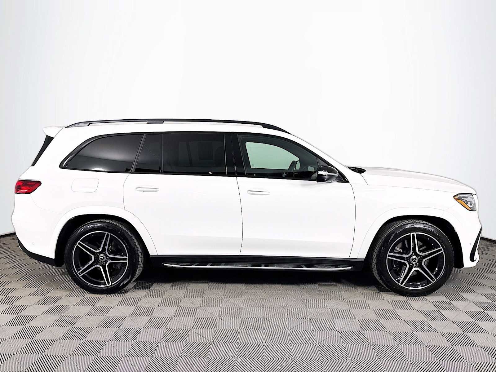 Used 2025 Mercedes-Benz GLS 450 4MATIC image 4