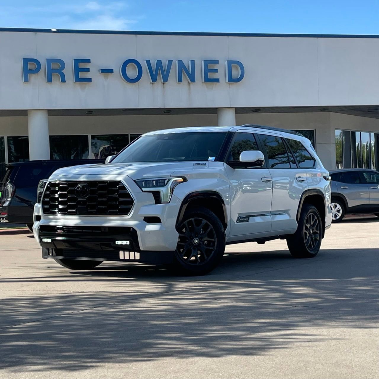 Used 2025 Toyota Sequoia Platinum AWD/4WD image 2